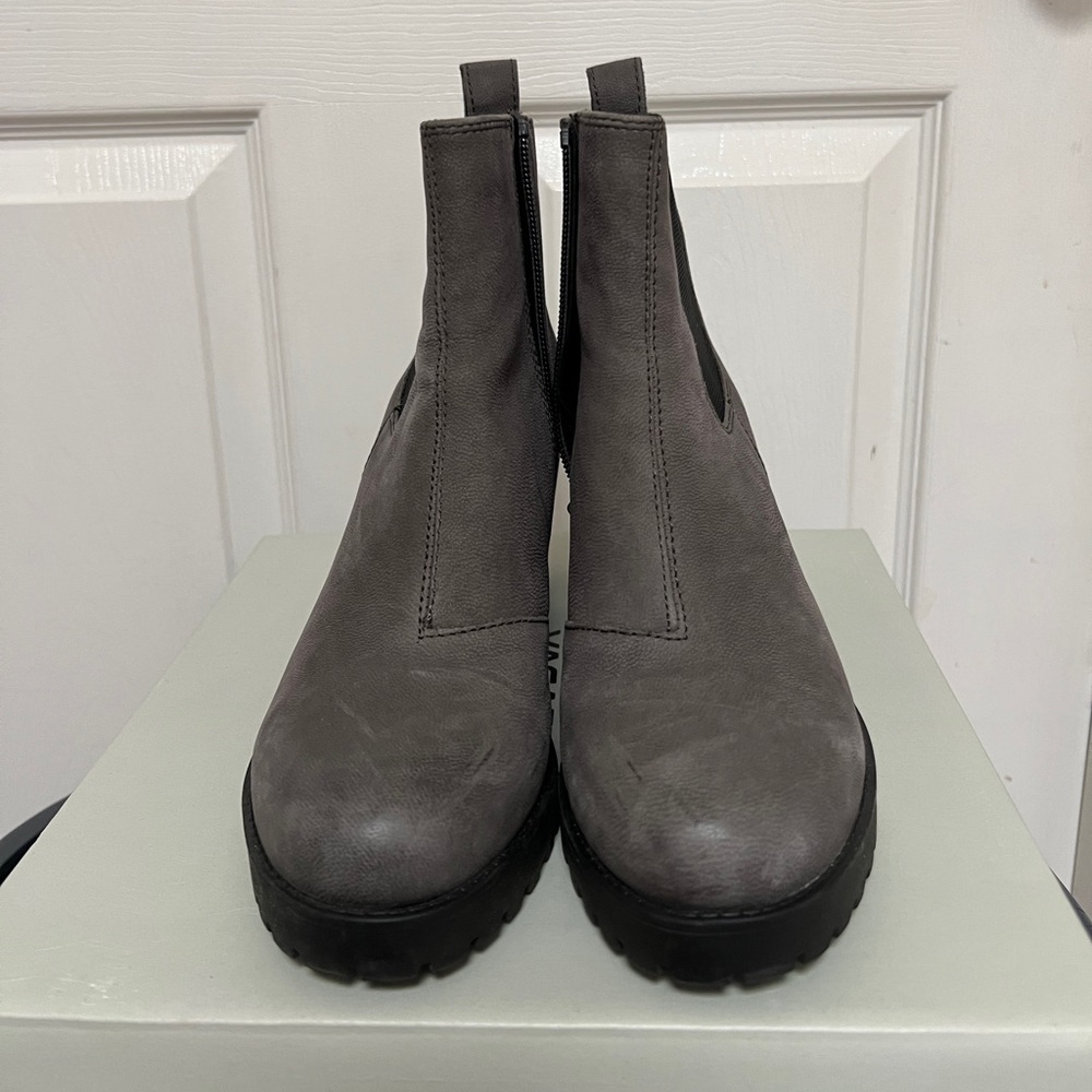 Vagabond Heeled Chelsea Boots - Picture 2 of 5